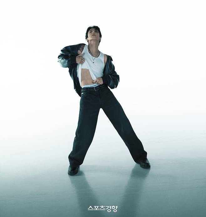 화보 촬영을 하고 있는 방탄소년단 멤버 정국. 캘빈클라인 제공