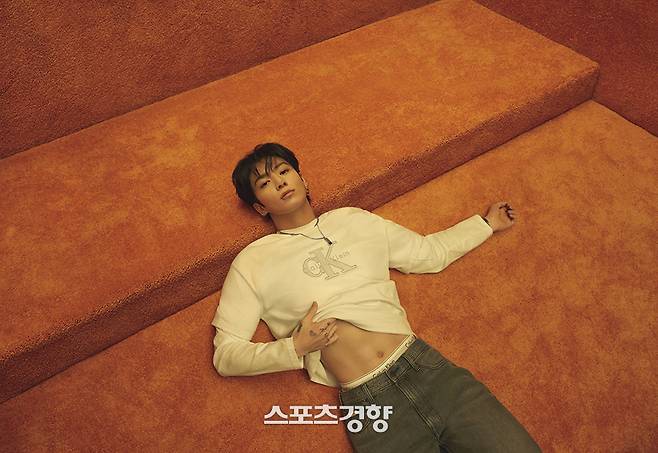 화보 촬영을 하고 있는 방탄소년단 멤버 정국. 캘빈클라인 제공