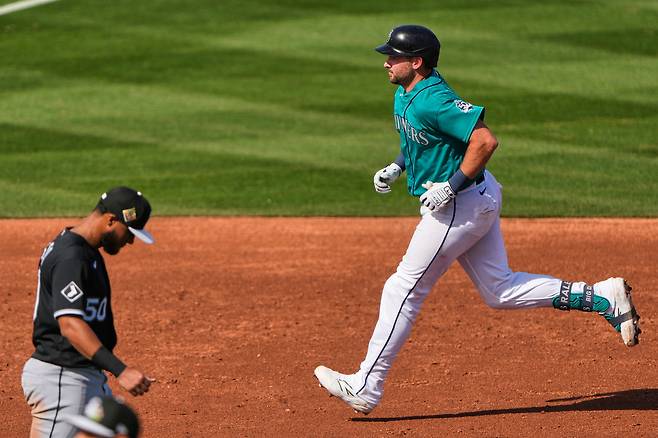 칼 롤리가 25일 미국 애리조나주 피오리아의 피오리아 스타디움에서 열린 시카고 화이트삭스와 2026 메이저리그 시범경기에서 홈런을 친 뒤 베이스를 돌고 있다.   피오리아 | AP연합뉴스