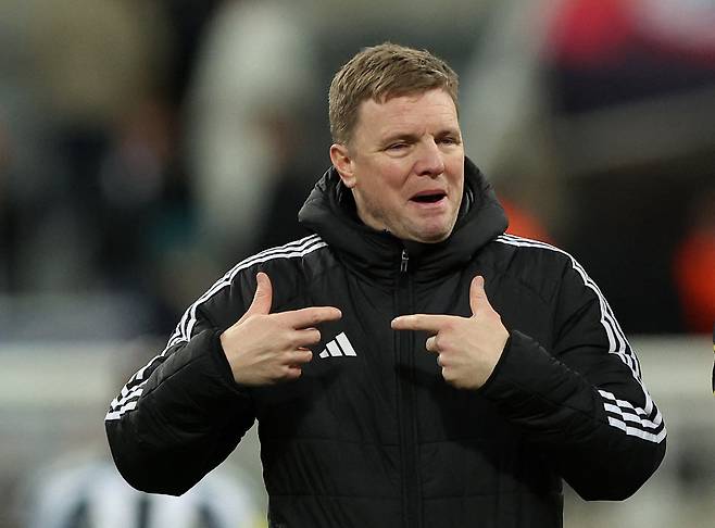 뉴캐슬 에디 하우 감독이 25일 카라바흐를 꺾은 뒤 세리머니하고 있다. 로이터연합뉴스