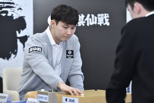 박정환 9단이 25일 서울 중구 신한은행 본점에서 열린 제1회 신한은행 세계 기선전 결승 3번기 1국에서 왕싱하오 9단과 대국하고 있다.  한국기원 제공