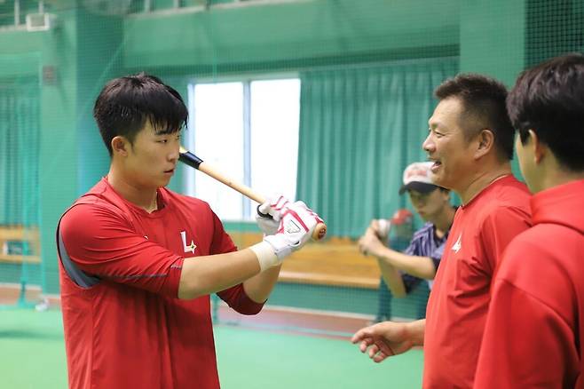 ▲ SSG 어린 선수들에게 연습의 지속력을 당부한 야마사키 다케시 SSG 인스트럭터(오른쪽) ⓒSSG랜더스