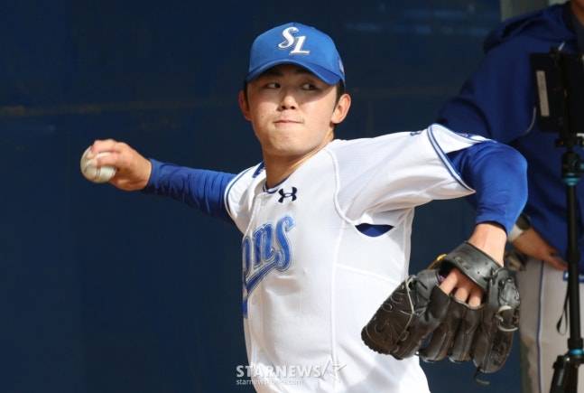 삼성 라이온즈가 22일 일본 오키나와 온나손 아카마 볼파크에서 스프링 캠프를 진행했다.  미야지가 불펜 피칭 훈련을 하고 있다. /사진=김진경 대기자