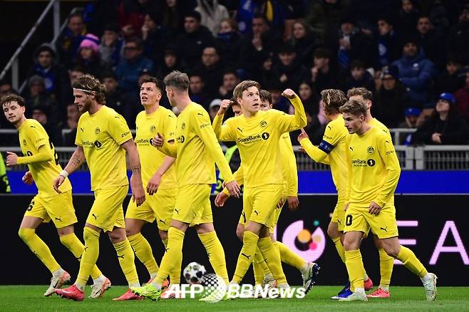 보되/글림트 선수들이 25일(한국 시각) 유럽축구연맹(UEFA) 챔피언스리그 16강 진출에 성공한 뒤 기뻐하고 있다. /AFPBBNews=뉴스1