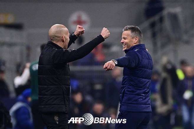 보되/글림트 셰틸 크누트센(오른쪽) 감독이 유럽축구연맹(UEFA) 챔피언스리그 16강 진출에 성공한 뒤 기뻐하고 있다. /AFPBBNews=뉴스1