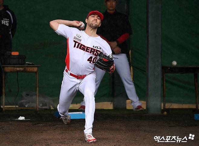 KIA 타이거즈 외국인 투수 제임스 네일이 25일 일본 오키나와 킨 스타디움에서 불펜 피칭을 실시한 뒤 취재진과 인터뷰를 진행했다. 사진 고아라 가지