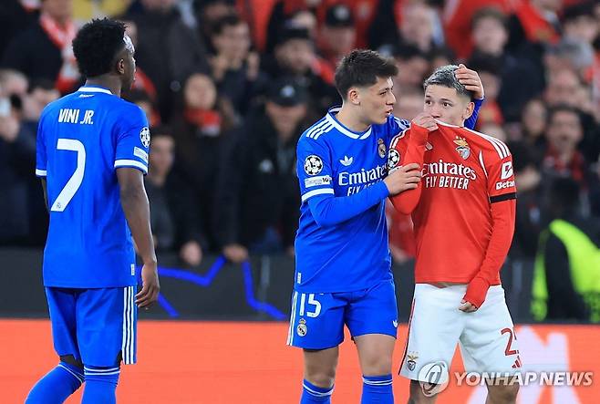 비니시우스 주니오르와 언쟁하면서 입을 가리고 말하는 벤피카의 잔루카 프레스티아니. [AFP=연합뉴스]