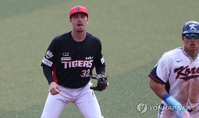 연습경기 출전한 제리드 데일 (가데나[일본 오키나와현]=연합뉴스) 이진욱 기자 = 24일 일본 오키나와현 가데나의 가데나 구장에서 열린 2026 월드베이스볼클래식(WBC) 대한민국 야구대표팀과 KIA 타이거즈 연습경기. 기아 유격수 제리드 데일이 수비를 하고 있다. 2026.2.24 cityboy@yna.co.kr