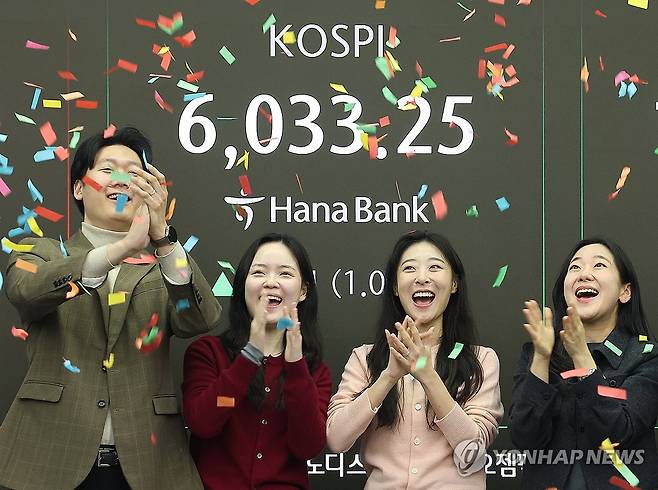 코스피 5000 지나 6000으로 (서울=연합뉴스) 김성민 기자 = 코스피가 장중 6000을 넘어선 가운데 25일 서울 중구 하나은행 본점 딜링룸에서 직원들이 기뻐하고 있다. 2026.2.25 ksm7976@yna.co.kr