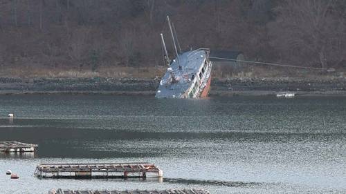 2년 가까이 방치…해안가에 좌주된 폐여객선 [촬영 김동민]