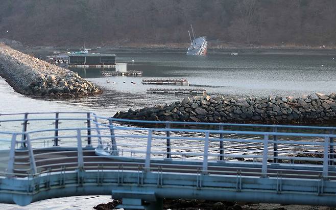 해안산책로에서 바라본 폐여객선 [촬영 김동민]