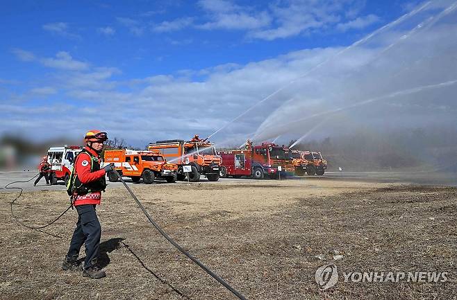 해군 1함대, 합동 산불대응훈련 실시 (동해=연합뉴스) 해군 제1함대사령부는 25일 동해 사령부지구 일대에서 동해시청, 동해소방서, 삼척국유림관리소와 함께 관·군 합동 산불대응훈련을 실시하고 있다.
    사진은 훈련에 투입된 소방차 전 전력이 집결해 산불 비산화(飛散火) 현장을 진화하고 있는 모습. 2026.2.25 [해군 1함대사령부 제공. 재판매 및 DB 금지] yoo21@yna.co.kr