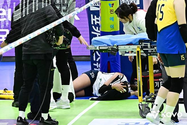 발목 다쳐 고통 호소하는 한국도로공사의 타나차(중앙) [한국배구연맹 제공. 재판매 및 DB 금지]