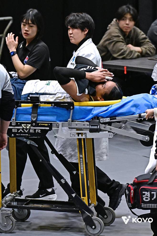 들것에 실려나가는 한국도로공사의 타나차 [한국배구연맹 제공. 재판매.DB 금지]