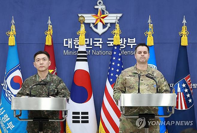 2026 FS연습 한미 공동브리핑 (서울=연합뉴스) 장도영 합동참모본부 공보실장과 라이언 도날드 주한미군사 공보실장이 25일 서울 용산구 국방부에서 2026 자유의방패(FS) 연습 계획 관련 공동브리핑을 하고 있다. 2026.2.25 [사진공동취재단] photo@yna.co.kr