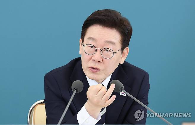이재명 대통령, 확대국가관광전략회의 발언 (서울=연합뉴스) 김도훈 기자 = 이재명 대통령이 25일 청와대에서 열린 확대국가관광전략회의에서 발언하고 있다. 2026.2.25 superdoo82@yna.co.kr
