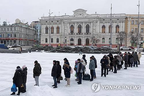 대규모 정전이 발생한 2025년 1월 31일(현지시간) 우크라이나 하르키우의 거리에서 시민들이 버스를 기다리고 있다 [로이터 연합뉴스 자료사진]