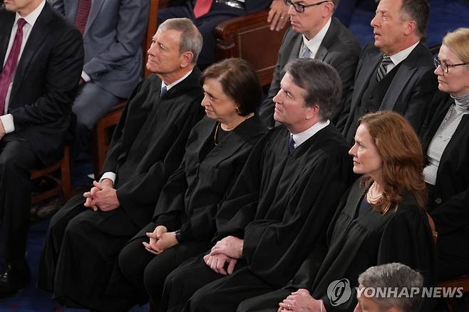 트럼프 대통령의 국정연설 듣는 연방대법관들 [AP=연합뉴스. 재판매 및 DB 금지]