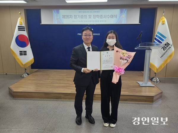 26일 평택지청 회의실에서 열린 평안밀레니엄 선도장학재단 장학금 수여식에서 채희만 수원지검 평택지청장이 한 학생에게 장학금을  전달하고 있다. 평택/김종호기자 kikjh@kyeongin.com