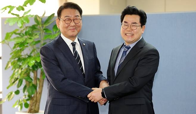 ▲&nbsp;26일 인천 미추홀구 김교흥 국회의원 선거사무실에서 인천시장 선거 불출마를 선언한 김교흥 의원이 사무실을 찾은 박찬대 의원과 만나 인사를 나누고 있다. /이재민 기자 leejm@incheonilbo.com