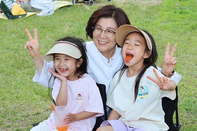 2024년 6월 연 '환경축제와 함께하는 전통시장 통 큰 세일' 행사장에서 김보라 안성시장과 기념촬영을 하는 아이들의 표정이 더없이 해맑다. 사진=안성시청