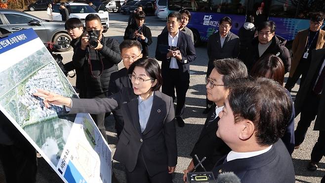 지난해 11월 김동연 경기지사 민생경제 현장투어 당시 김보라 안성시장이 반도체 소부장 특화단지 조성사업에 대해 설명하는 중이다. 사진=안성시청
