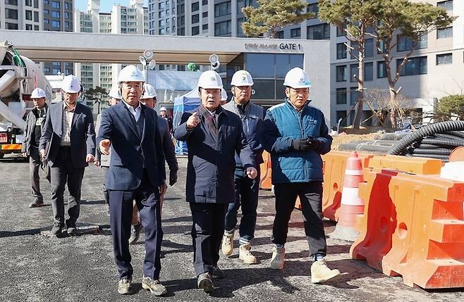 김성제 의왕시장이 대형공사장인 의왕 내손라구역 재개발현장에서 민관합동 전면점검에 나선 모습. 사진=의왕시청