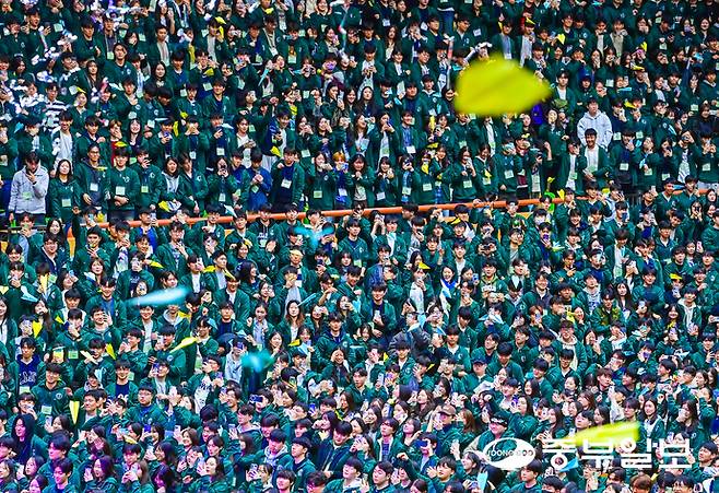 26일 오후 수원시 장안구 성균관대학교 자연과학캠퍼스 수성관에서 열린 성균관대학교 2026학년도 입학식에서 신입생들이 희망 종이비행기 날리기 행사를 하고 있다. 임채운기자