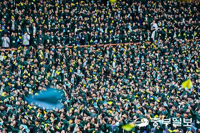 26일 오후 수원시 장안구 성균관대학교 자연과학캠퍼스 수성관에서 열린 성균관대학교 2026학년도 입학식에서 신입생들이 희망 종이비행기 날리기 행사를 하고 있다. 임채운기자