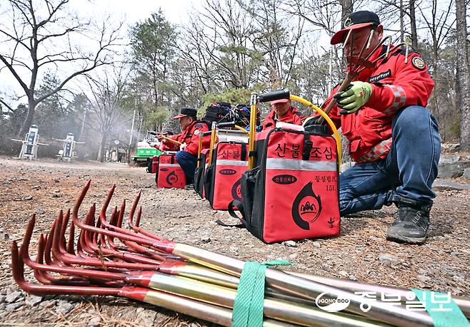 전국적으로 날씨가 건조하고 바람이 많이 불며 산불에 각별한 주의가 필요한 가운데 26일 오후 수원시 장안구 광교산 인근에서 장안구 산림재난대응단원들이 산불조심기간을 맞아 재난대응 장비들을 점검하고 있다. 김경민기자