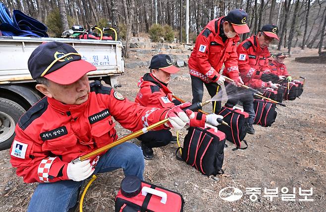 전국적으로 날씨가 건조하고 바람이 많이 불며 산불에 각별한 주의가 필요한 가운데 26일 오후 수원시 장안구 광교산 인근에서 장안구 산림재난대응단원들이 산불조심기간을 맞아 재난대응 장비들을 점검하고 있다. 김경민기자