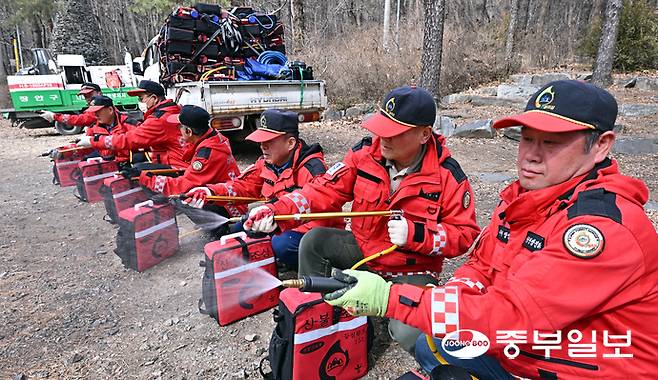 전국적으로 날씨가 건조하고 바람이 많이 불며 산불에 각별한 주의가 필요한 가운데 26일 오후 수원시 장안구 광교산 인근에서 장안구 산림재난대응단원들이 산불조심기간을 맞아 재난대응 장비들을 점검하고 있다. 김경민기자