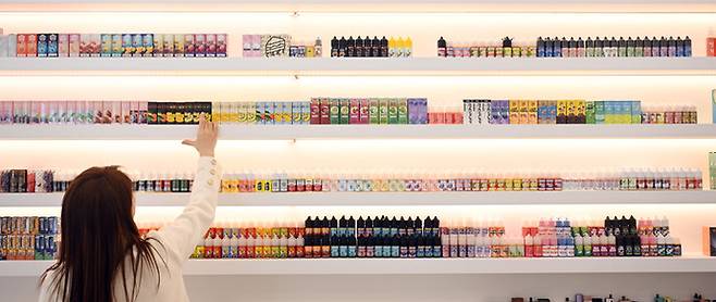 전자담배 판매 매장 내 진열대에 다양한 액상 제품이 진열돼 있다. 노민규 기자