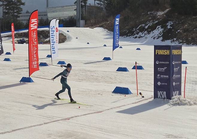 26일 강원 평창 알펜시아 크로스컨트리 경기장서 열린 제107회 전국동계체육대회 크로스컨트리 남자 일반부서 경기도청의 변지영이 피니시라인을 향해 스퍼트를 내고 있다. 평창=이건우기자