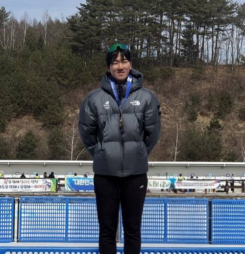 26일 강원 평창 알펜시아 바이애슬론 경기장에서 열린 남자 대학부 바이애슬론 집단출발 15㎞서 우승한 조나단(한국방송통신대)이 시상대 위에서 기념사진을 찍고 있다. 사진=경기도바이애슬론연맹