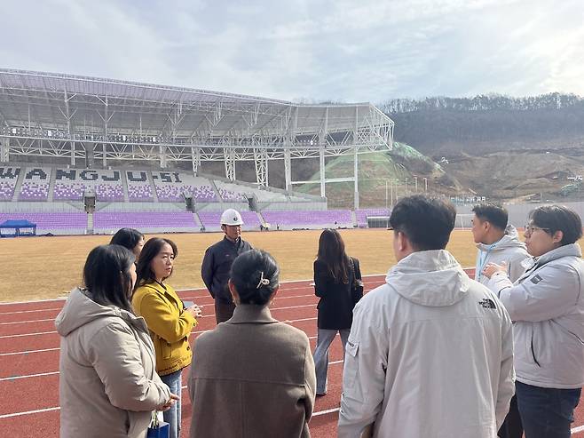 경기도장애인체육회와 경기도, 광주시, 종목별 가맹단체, 스포츠안전재단 관계자들이 26일 '제16회 경기도장애인체육대회 2026 광주'가 열리는 광주G-스타디움을 방문해 안전점검을 진행하고 있다. <경기도장애인체육회 제공>