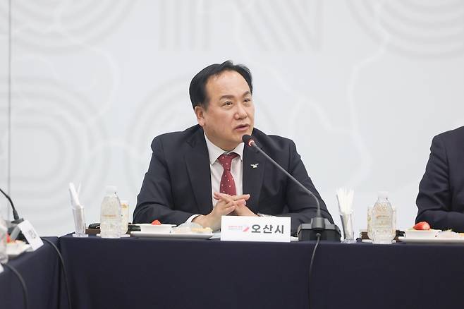 이권재 시장이 제10회 경기도 시장군수협의회 정기회의에 참석해 지역 현안를 건의하고 있다. <오산시 제공>