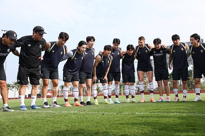 이정규 감독과 선수단이 태국 후아힌 전지훈련에서 새 시즌 결의를 다지고 있다. <광주FC 제공>