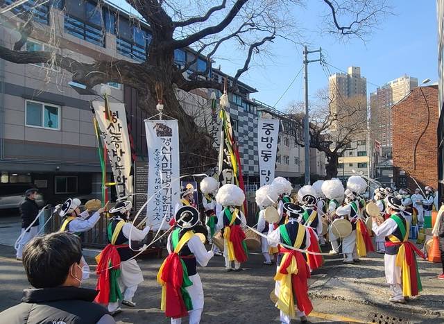 지난해 중방농악보존회 주관 풍물놀이와 지신밟기 모습 경산시 제공