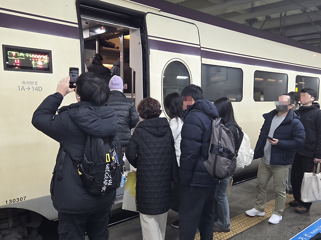 25일 오전 11시45분쯤 동대구역 11번 승강장에 서울역으로 향하는 SRT 열차가 진입했다. 일부 승객은 사상 첫 교차운행을 기념하기 위해 사진을 촬영하기도 했다. 최시웅기자