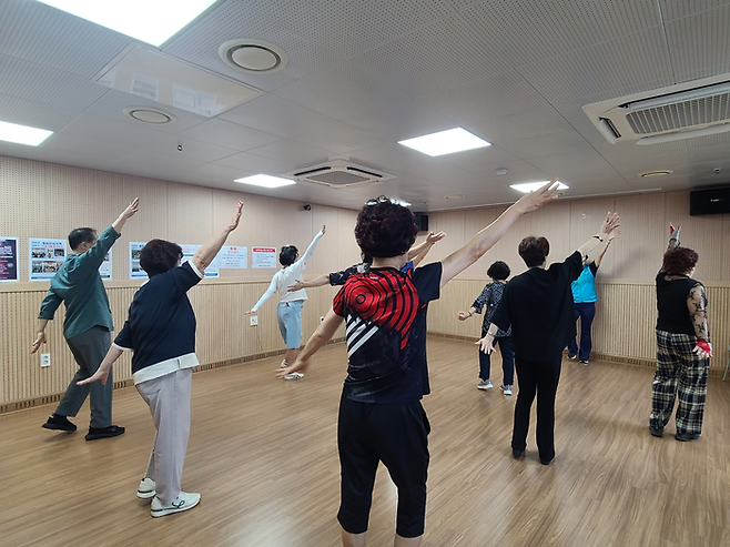 부산 부산진구 고령자복지주택 도란도란하우스 2층 커뮤니티센터에서 어르신들이 체조 프로그램에 참여하고 있다. 조윤화 기자