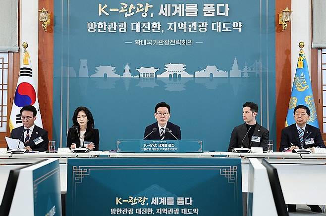 [서울=뉴시스] 최동준 기자 = 이재명 대통령이 25일 청와대에서 열린 ‘확대 국가관광전략회의’에서 발언하고 있다. (청와대통신사진기자단) 2026.02.25. photocdj@newsis.com