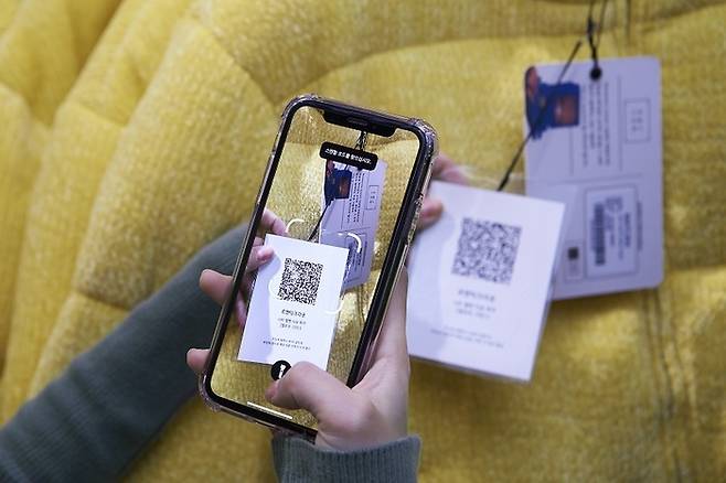 무신사 매장 내 상품 택에서 QR코드를 스캔하면 상품 정보를 확인할 수 있다. 온라인과 오프라인의 구매 이력도 통합 관리된다. /사진: 무신사 제공