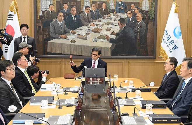 이창용 한국은행 총재가 26일 서울 중구 한국은행 본관에서 열린 금융통화위원회 본회의에서 의사봉을 두드리고 있다. 2026.02.26 사진공동취재단(이투데이DB)