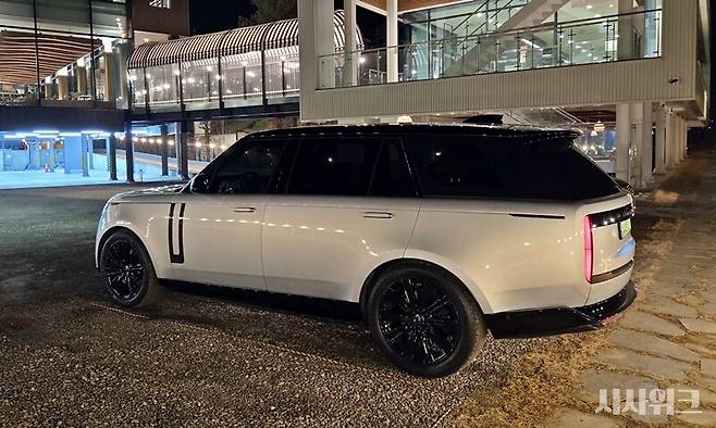 랜드로버 레인지로버 LWB 모델의 외관은 보석을 깎아 둔 것처럼 매끈하다. / 제갈민 기자