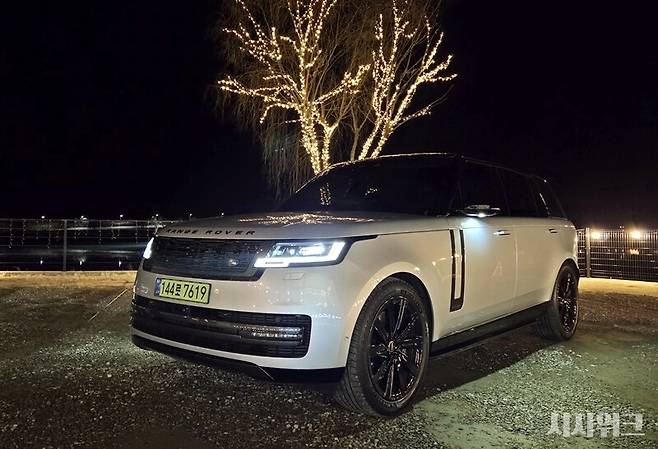 랜드로버 레인지로버 LWB P530 모델은 부드러운 가속성능부터 안락한 승차감까지 갖춘 쇼퍼드리븐 SUV다. / 제갈민 기자