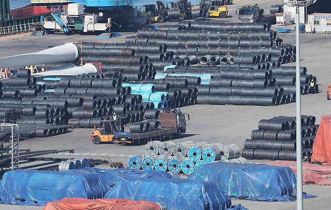 ▲25일 경기도 평택항에 철강 제품이 쌓여있는 모습.  (사진=연합뉴스)