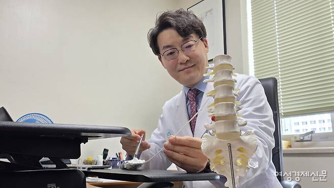 신진우 아산병원 마취통증의학과 교수가 풍선확장술 시술법을 소개하고 있다. /김현우 기자