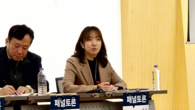 곽미경 과학기술정보통신부 디지털플랫폼팀 팀장은 “규제 중심의 제도적 접근만으로는 플랫폼 산업의 성장을 지원하는 데 한계가 있다는 점에 공감한다”며 “플랫폼이 AI 시대의 핵심 인프라로서 제 역할을 다할 수 있도록 규제보다는 진흥에 무게를 둔 정책을 마련하고, 기존 ICT 법령과의 정합성을 살펴 실효성 있는 지원 체계를 구축해 나가겠다”고 밝혔다. (사진=테크42)