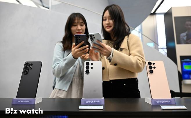 삼성전자의 3세대 AI폰 '갤럭시 S26 시리즈'가 공개된 26일 오전 서울 서초구 삼성 강남에 '갤럭시 S26 시리즈' 제품들이 전시되고 있다./사진=이명근 기자 qwe123@